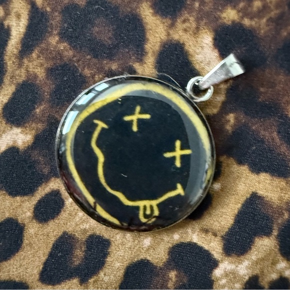 Nirvana Custom Resin Pendant Necklace, silver or gold 6 sizes - Picture 1 of 6